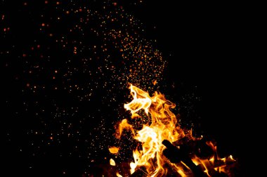 kamp ateşi koyu arka plan olarak yanan görünümü kadar kapatın