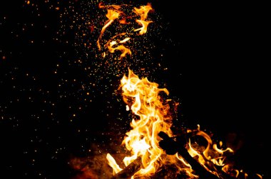 kamp ateşi koyu arka plan olarak yanan görünümü kadar kapatın