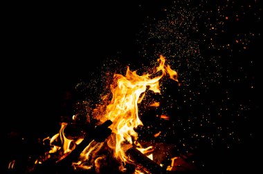 kamp ateşi koyu arka plan olarak yanan görünümü kadar kapatın