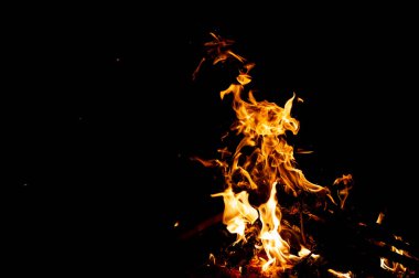 kamp ateşi koyu arka plan olarak yanan görünümü kadar kapatın