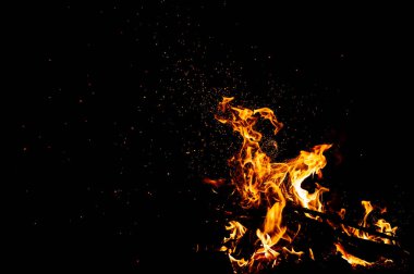 kamp ateşi koyu arka plan olarak yanan görünümü kadar kapatın