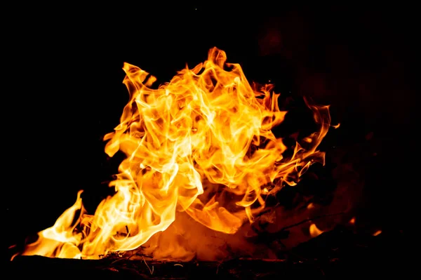 kamp ateşi koyu arka plan olarak yanan görünümü kadar kapatın