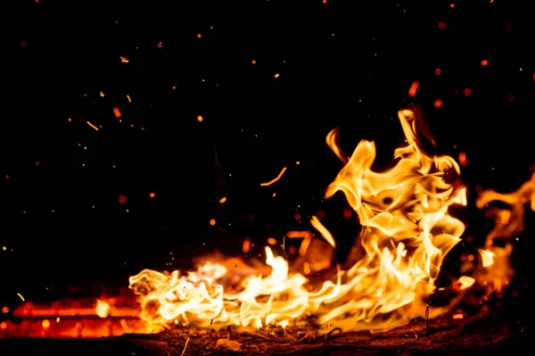 Kamp Ateşi Koyu Arka Plan Olarak Yanan Görünümü Kadar Kapatın — Stok fotoğraf