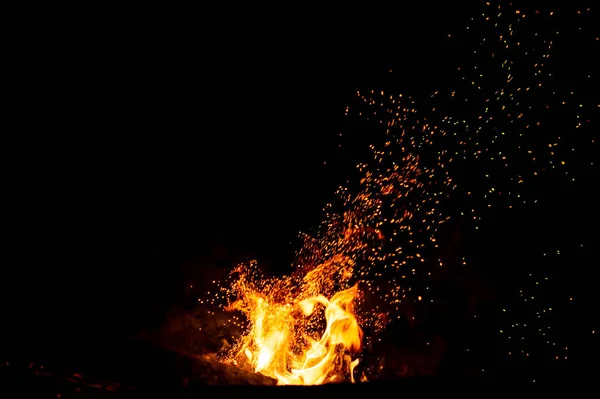 Nahaufnahme Des Brennenden Lagerfeuers Als Dunkler Abstrakter Hintergrund — Stockfoto