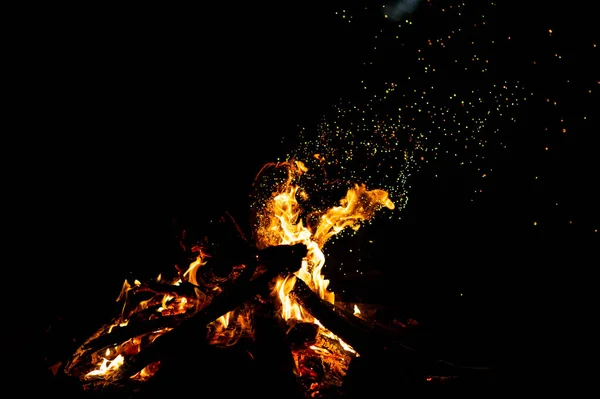 Vue Rapprochée Feu Camp Brûlant Comme Fond Abstrait Sombre — Photo