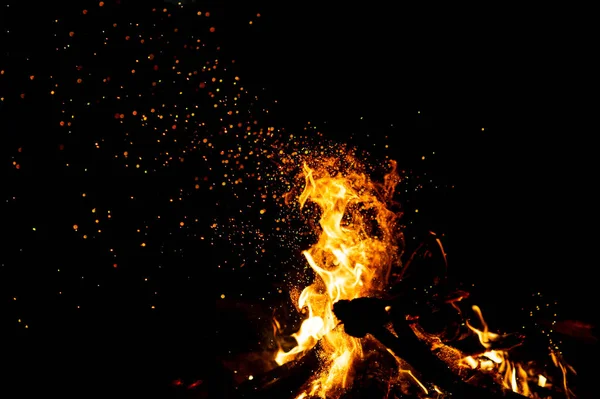 关闭燃烧的篝火作为黑暗抽象的背景的看法 — 图库照片