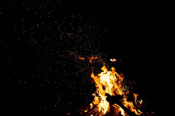 Nahaufnahme Des Brennenden Lagerfeuers Als Dunkler Abstrakter Hintergrund — Stockfoto