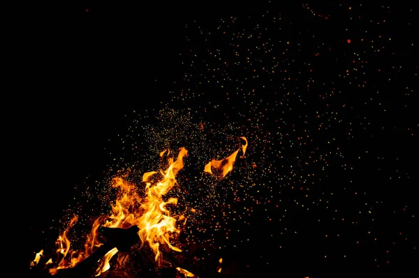 Close Van Brandende Kampvuur Als Donkere Abstracte Achtergrond — Stockfoto