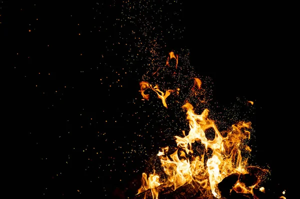 kamp ateşi koyu arka plan olarak yanan görünümü kadar kapatın