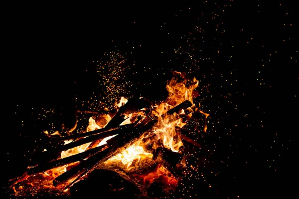 关闭燃烧的篝火作为黑暗抽象的背景的看法 — 图库照片