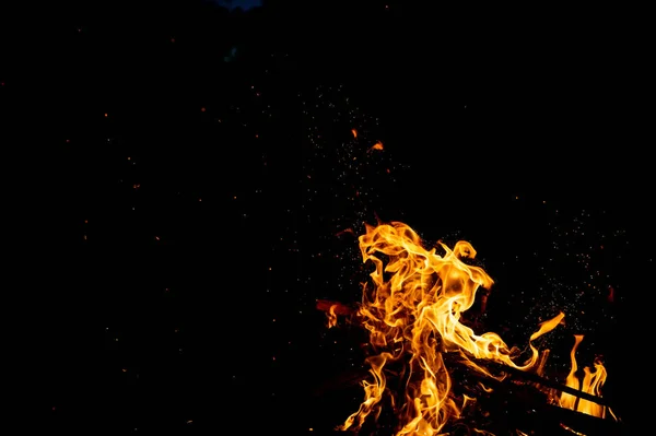 Close Van Brandende Kampvuur Als Donkere Abstracte Achtergrond — Stockfoto