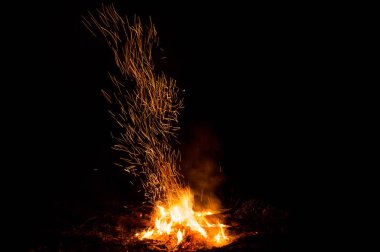 kamp ateşi koyu arka plan olarak yanan görünümü kadar kapatın