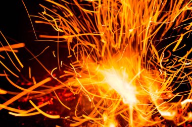 kamp ateşi koyu arka plan olarak yanan ateşten görünümü kadar yakın kıvılcım