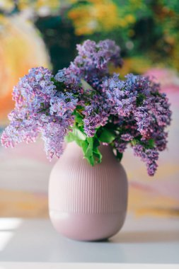 güzel çiçek leylak dalları buket cam vazo içinde sunulan görünümünü kapat