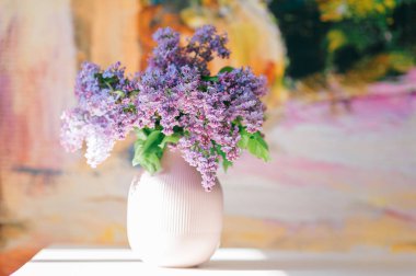 güzel çiçek leylak dalları buket cam vazo içinde sunulan görünümünü kapat