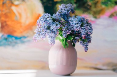 güzel çiçek leylak dalları buket cam vazo içinde sunulan görünümünü kapat