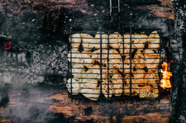 lezzetli et ızgara ormandaki için görünümünü kapat