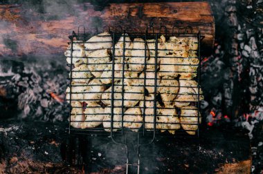 lezzetli et ızgara ormandaki için görünümünü kapat