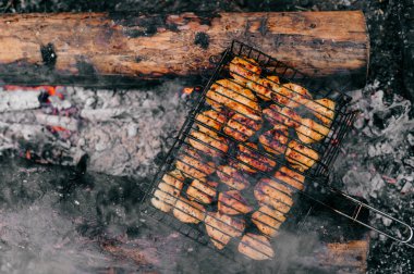lezzetli et ızgara ormandaki için görünümünü kapat