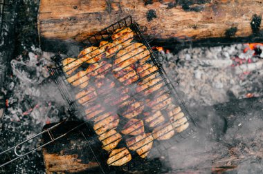 lezzetli et ızgara ormandaki için görünümünü kapat