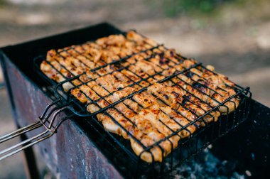 lezzetli et ızgara ormandaki için görünümünü kapat