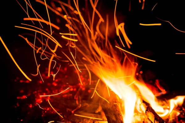 Kamp Ateşi Koyu Arka Plan Olarak Yanan Ateşten Görünümü Kadar — Stok fotoğraf