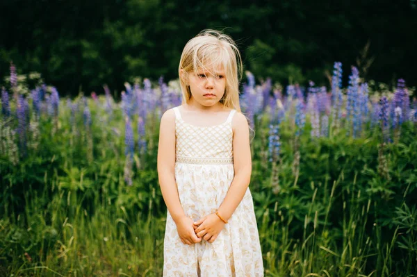 Blonde Meisje Een Witte Jurk Reputatie Gebied Van Lupine — Stockfoto