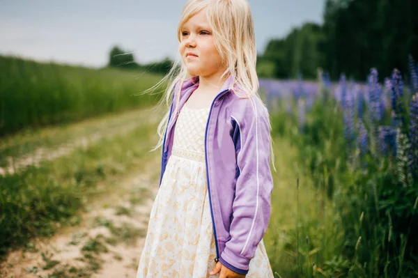 Blond Liten Flicka Vit Klänning Stående Fältet Lupiner — Stockfoto