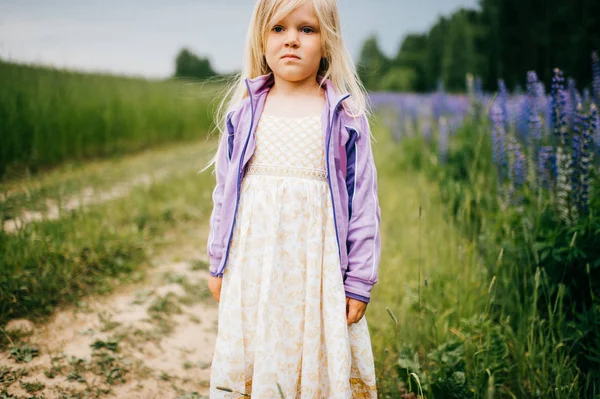 Blond Liten Flicka Vit Klänning Stående Fältet Lupiner — Stockfoto