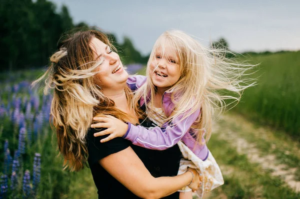 Portrait Mother Holding Little Girl Hands Field — Stock Photo, Image