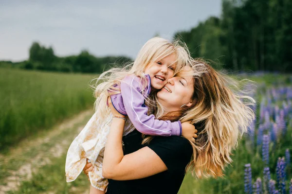 Retrato Mãe Segurando Menina Mãos Campo — Fotografia de Stock