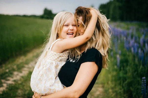 Portrait Mother Holding Little Girl Hands Field — Stock Photo, Image