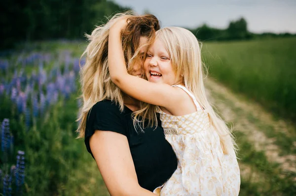 フィールドで手に小さな女の子を持つお母さんの肖像画 — ストック写真