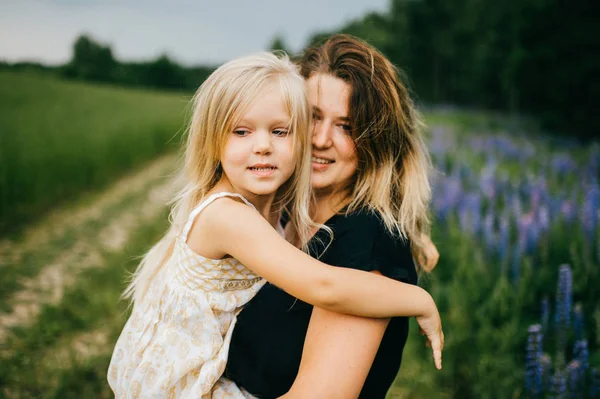 Retrato Mãe Segurando Menina Mãos Campo — Fotografia de Stock