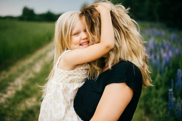 Portrait Mother Holding Little Girl Hands Field — Stock Photo, Image