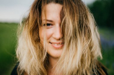 siyah tshirt genç mutlu kadın portresi