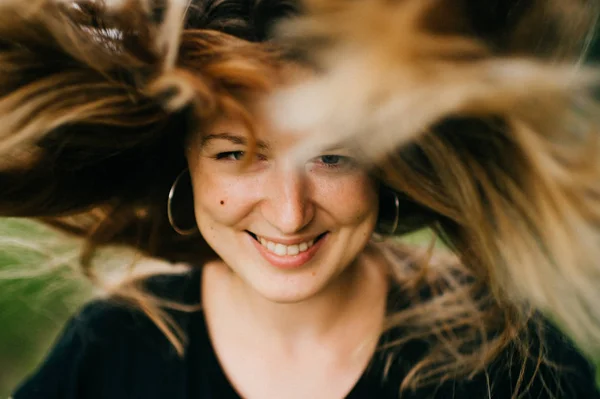 Портрет Молодой Счастливой Женщины Черной Футболке — стоковое фото