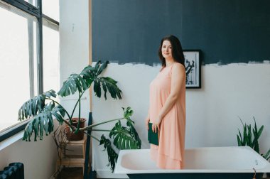 boş Vintage dökme demir banyoda ayakta genç güzel kadın