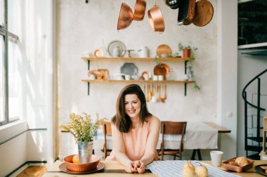 evde mutfakta genç güzel kadın