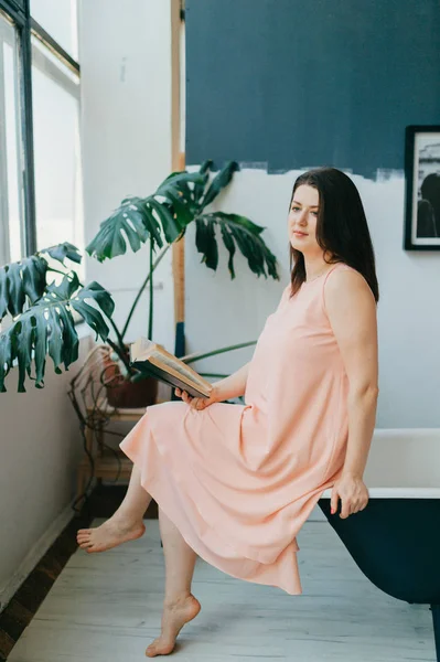 Woman Pink Dress Sitting Edge Old Cast Iron Bath Book — Stock Photo, Image