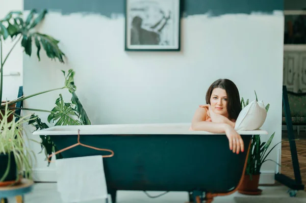 Young Pretty Woman Lying Empty Vintage Cast Iron Bath — Stock Photo, Image