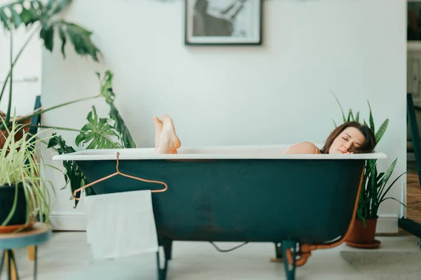 Young Pretty Woman Lying Empty Vintage Cast Iron Bath — Stock Photo, Image