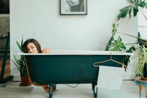 Young Pretty Woman Lying Empty Vintage Cast Iron Bath — Stock Photo, Image