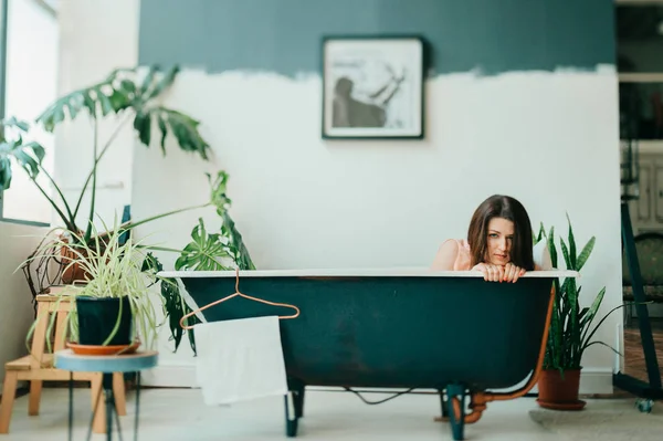 Young Pretty Woman Lying Empty Vintage Cast Iron Bath — Stock Photo, Image