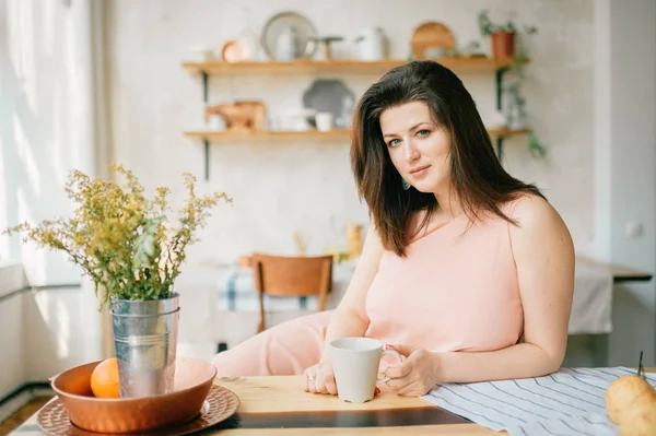 Young Beautiful Woman Kitchen Home — Stock Photo, Image