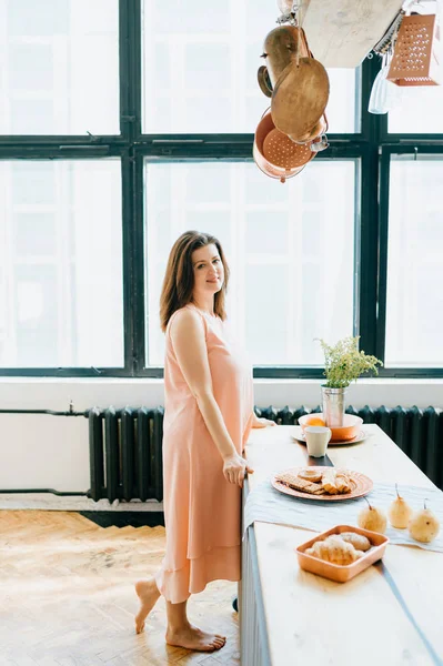 Mladá Krásná Žena Kuchyni Doma — Stock fotografie