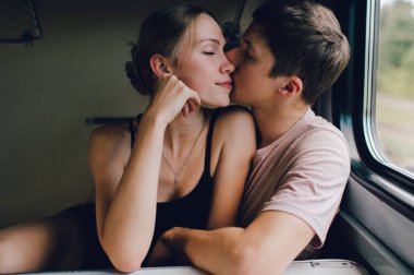 Tren ile seyahat eden aşıkların romantik çift