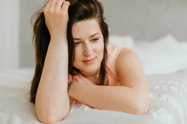 Beautiful Brunette Woman Lying White Bed Home Morning — Stock Photo, Image