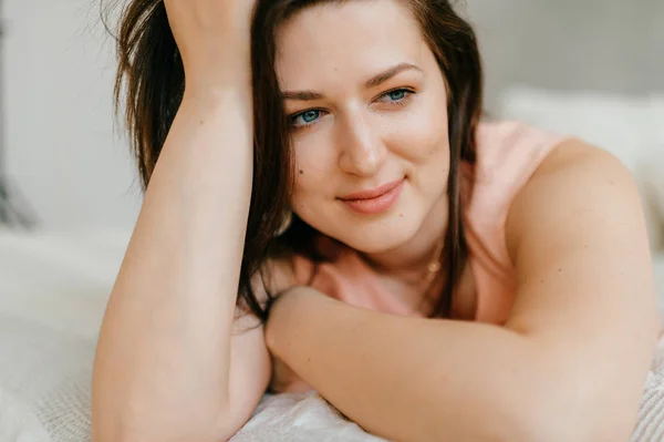 Beautiful Brunette Woman Lying White Bed Home Morning — Stock Photo, Image