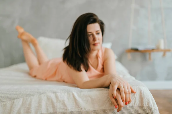 Beautiful Brunette Woman Lying White Bed Home Morning — Stock Photo, Image